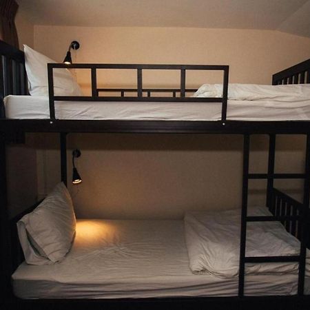 Small Space Cafe & Hostel Банкок Екстериор снимка