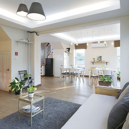Small Space Cafe & Hostel Банкок Екстериор снимка