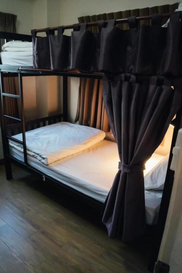 Small Space Cafe & Hostel Банкок Екстериор снимка