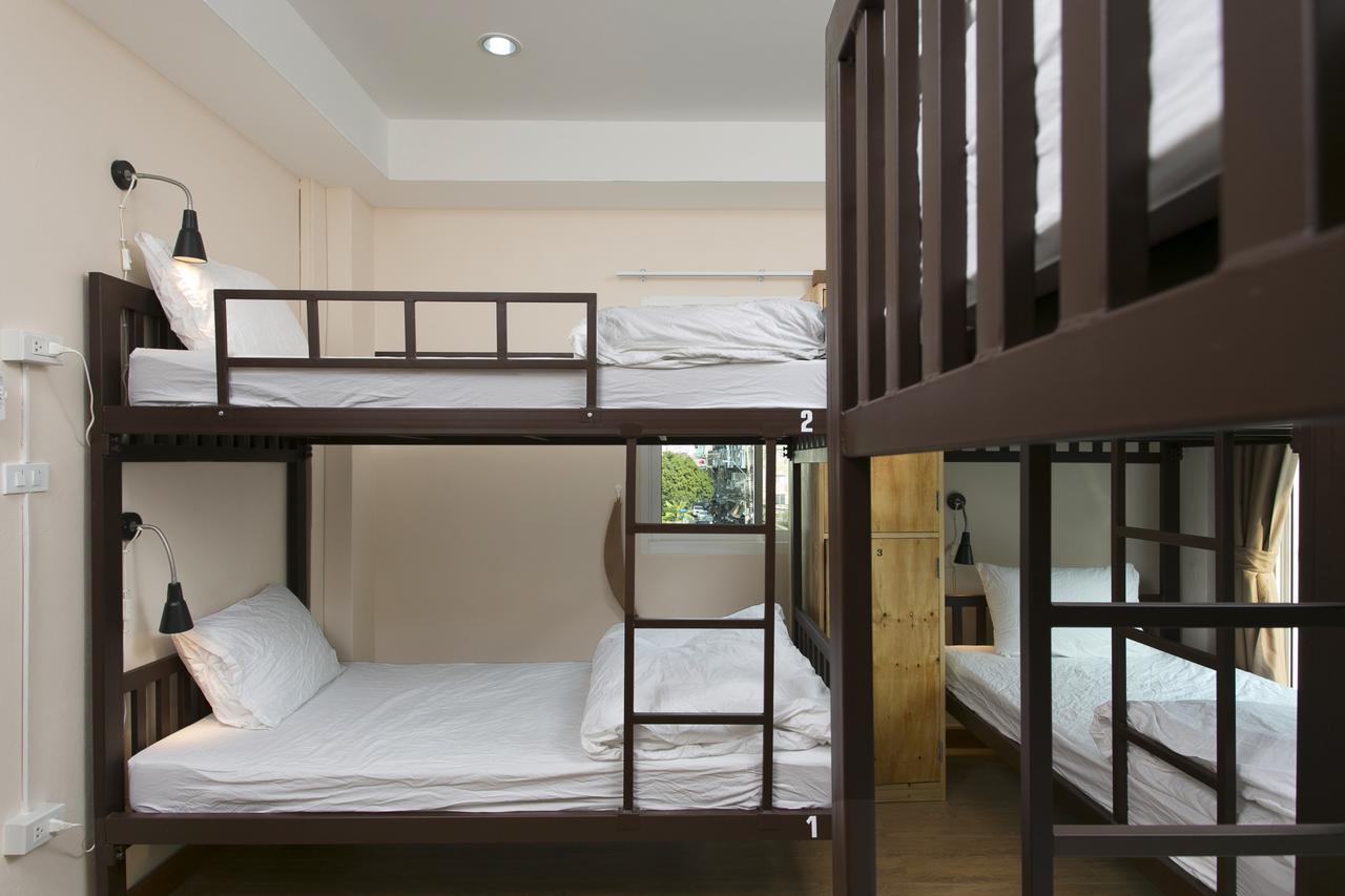 Small Space Cafe & Hostel Банкок Екстериор снимка