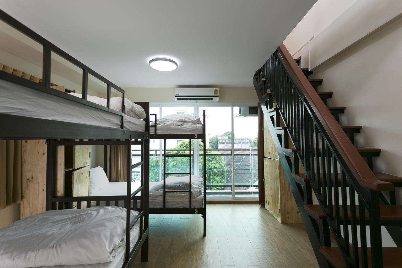 Small Space Cafe & Hostel Банкок Екстериор снимка