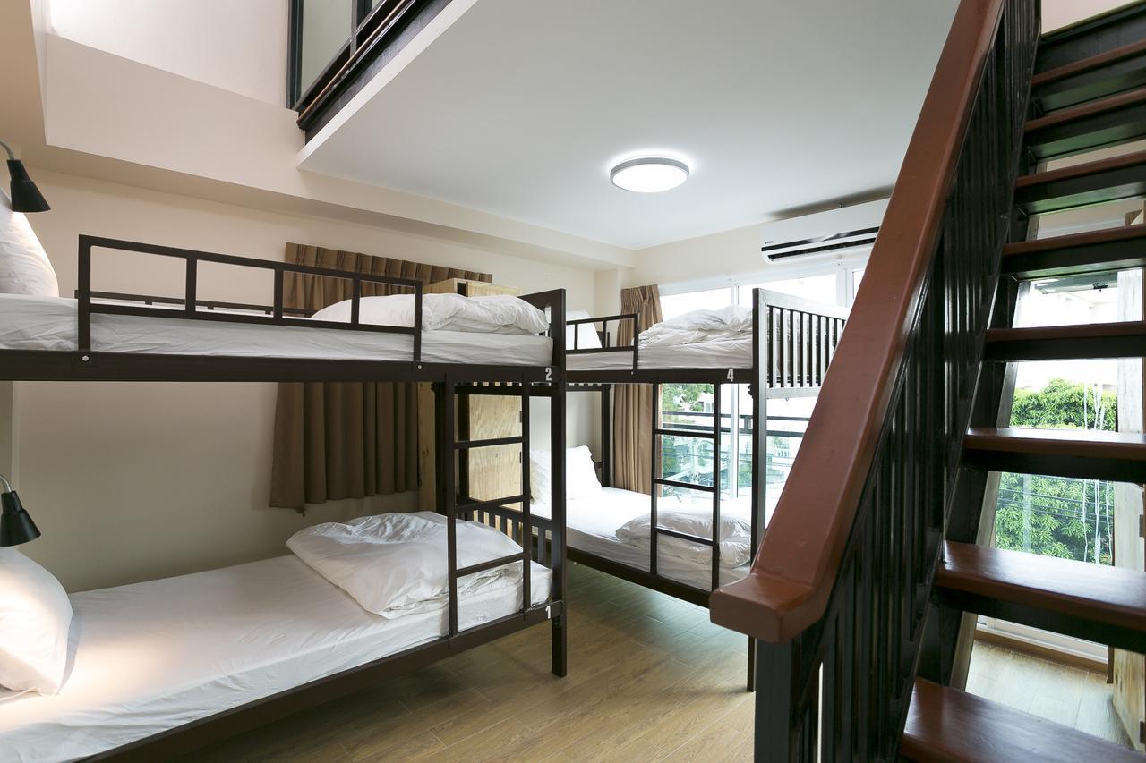 Small Space Cafe & Hostel Банкок Екстериор снимка