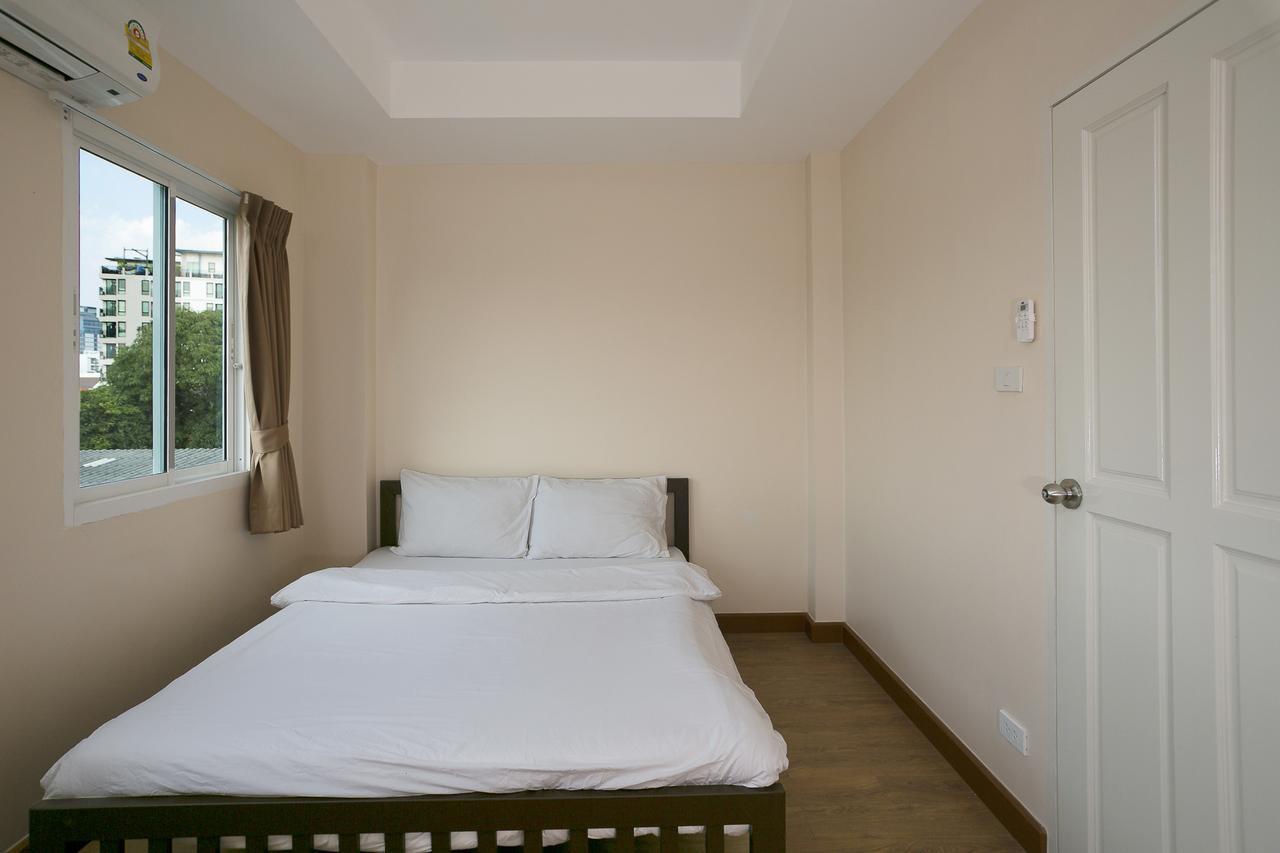 Small Space Cafe & Hostel Банкок Екстериор снимка