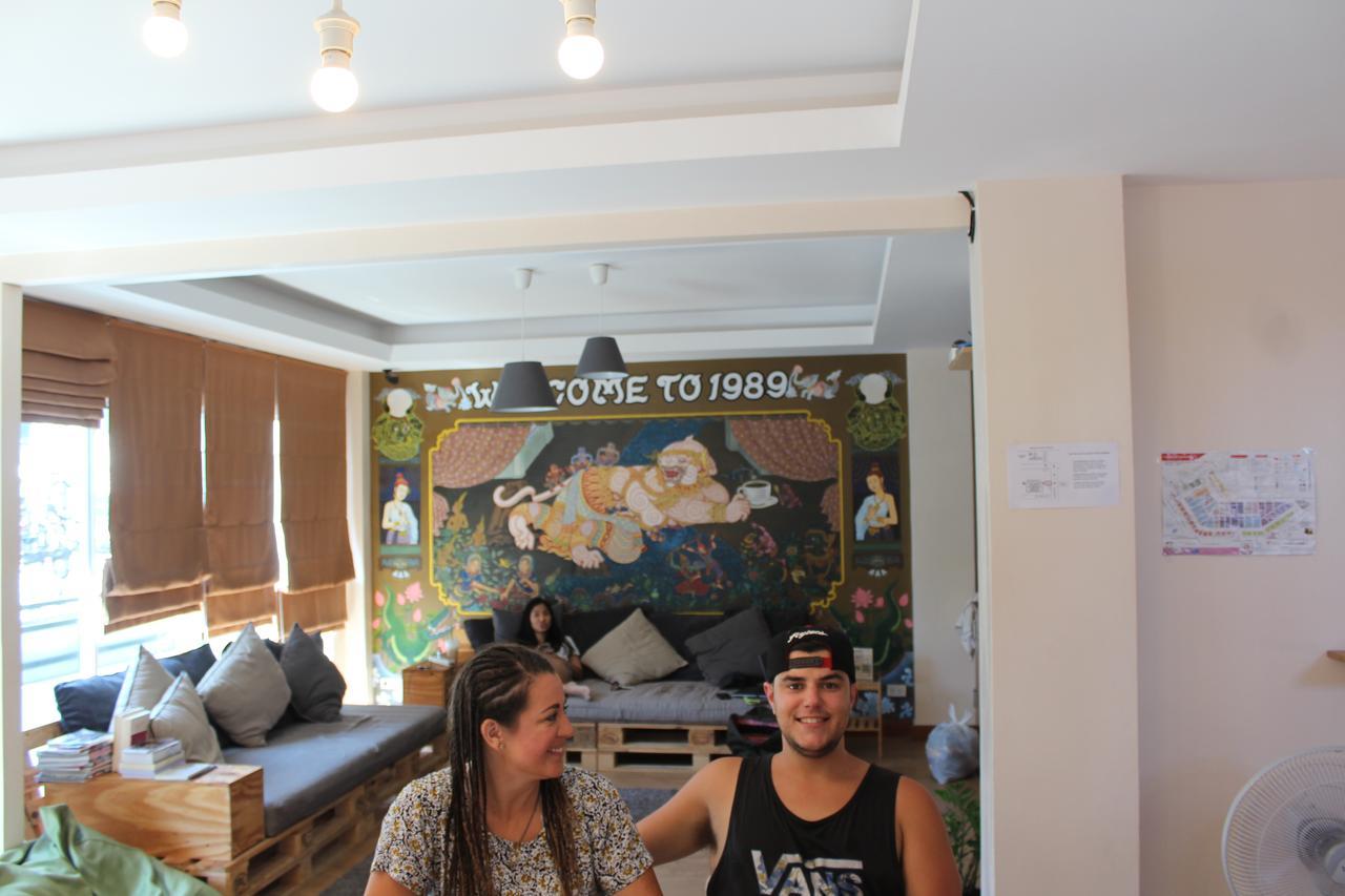 Small Space Cafe & Hostel Банкок Екстериор снимка