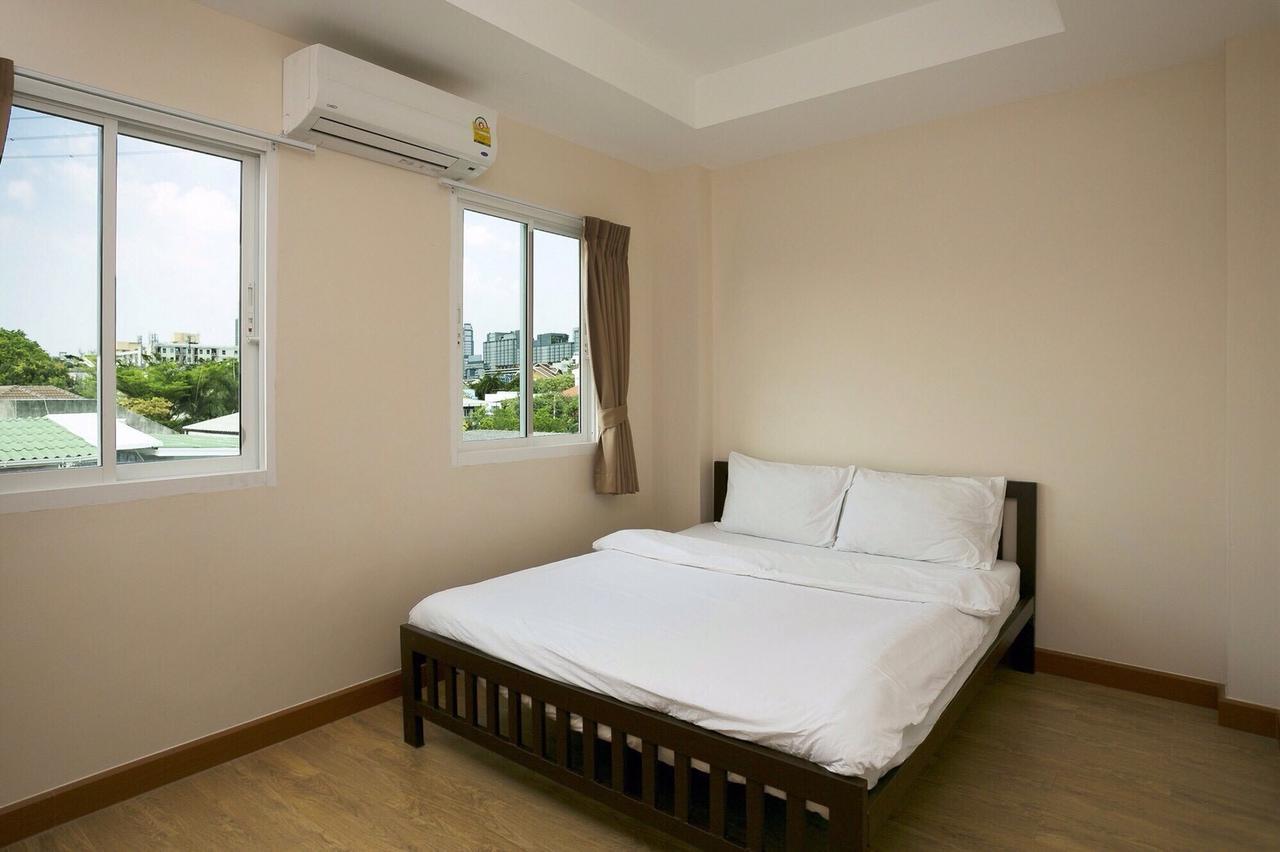 Small Space Cafe & Hostel Банкок Екстериор снимка