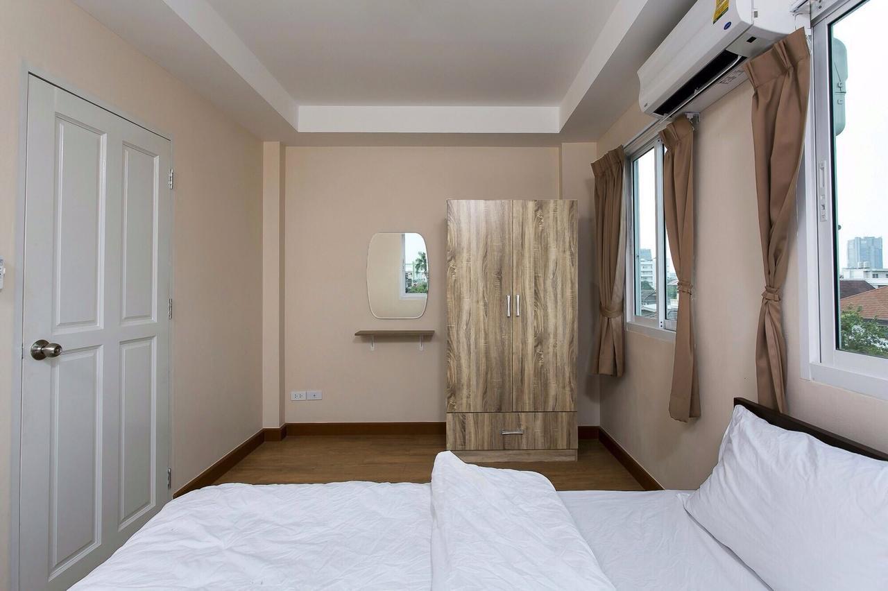 Small Space Cafe & Hostel Банкок Екстериор снимка