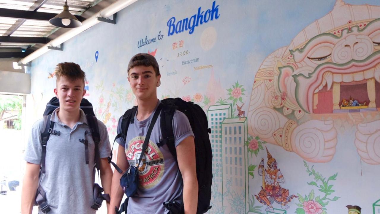 Small Space Cafe & Hostel Банкок Екстериор снимка