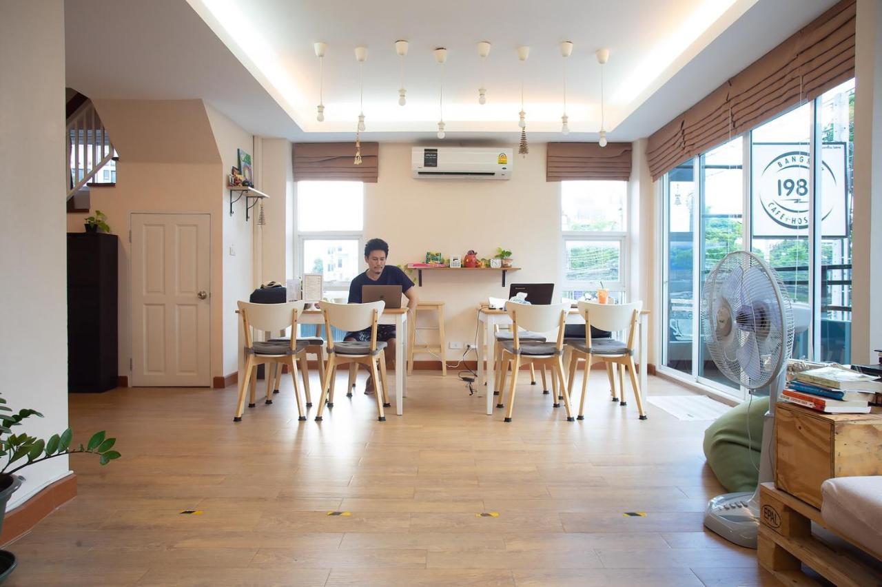 Small Space Cafe & Hostel Банкок Екстериор снимка